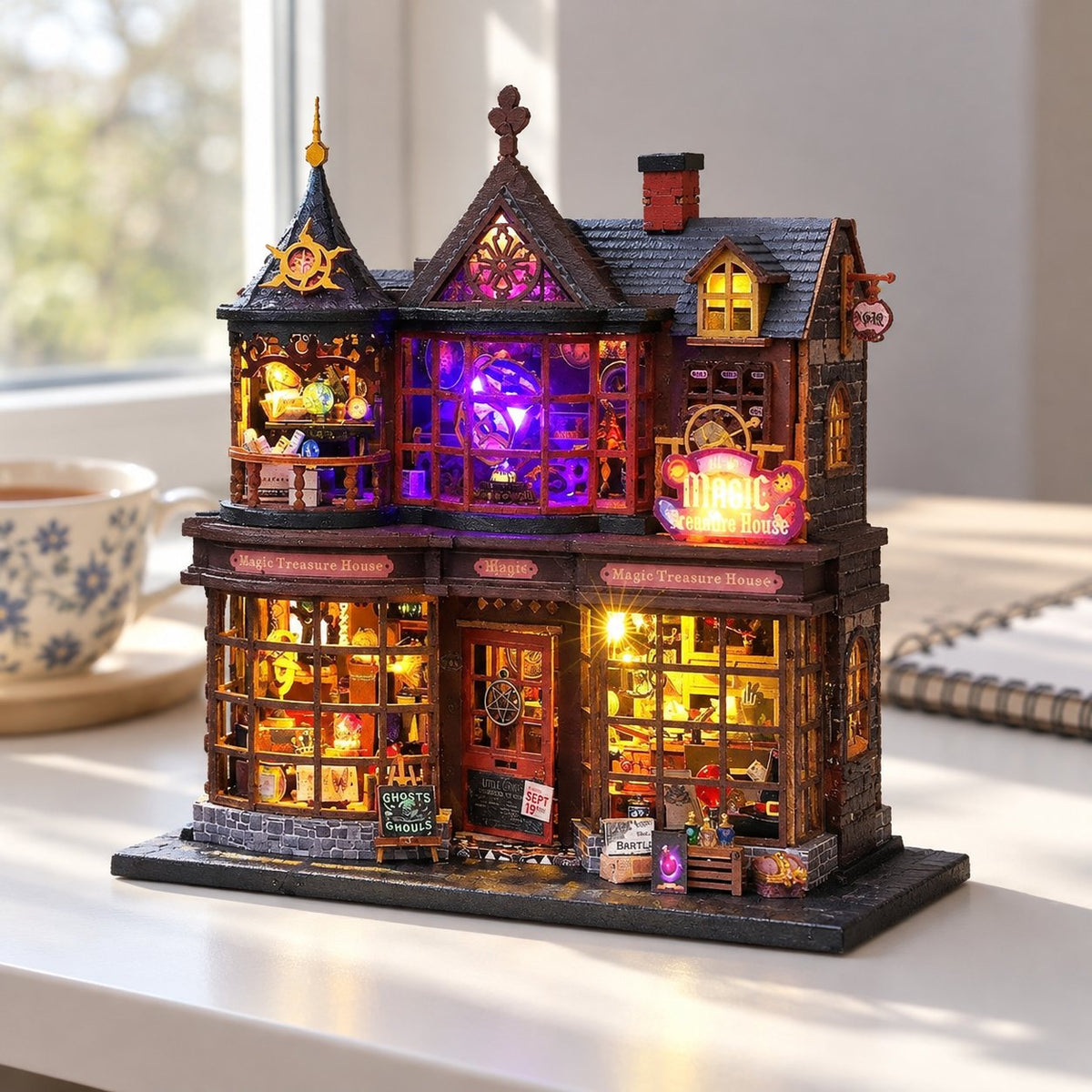 situation — Miniaturehus Byggesæt med LED – Magisk Butik i To Etager