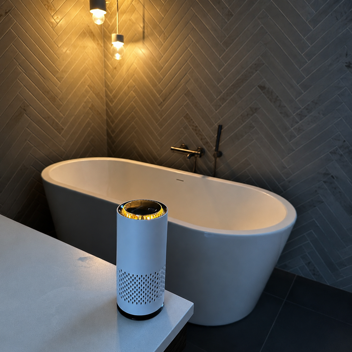 LuftPuls™ blanc posé au bord d’une baignoire, ambiance salle de bain