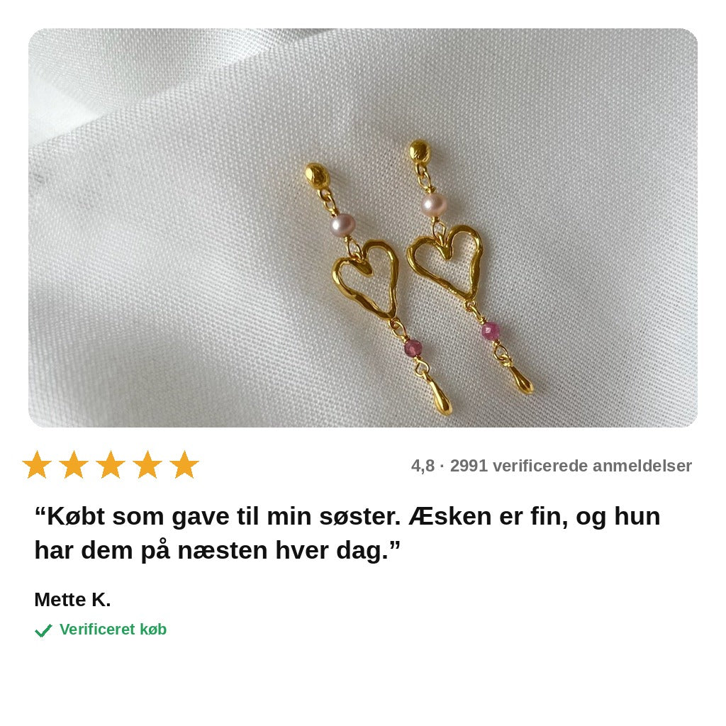 avis — Hjerteøreringe med Rosa Perler – Guldfarvet, Hamret Design