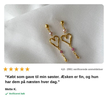 avis — Hjerteøreringe med Rosa Perler – Guldfarvet, Hamret Design