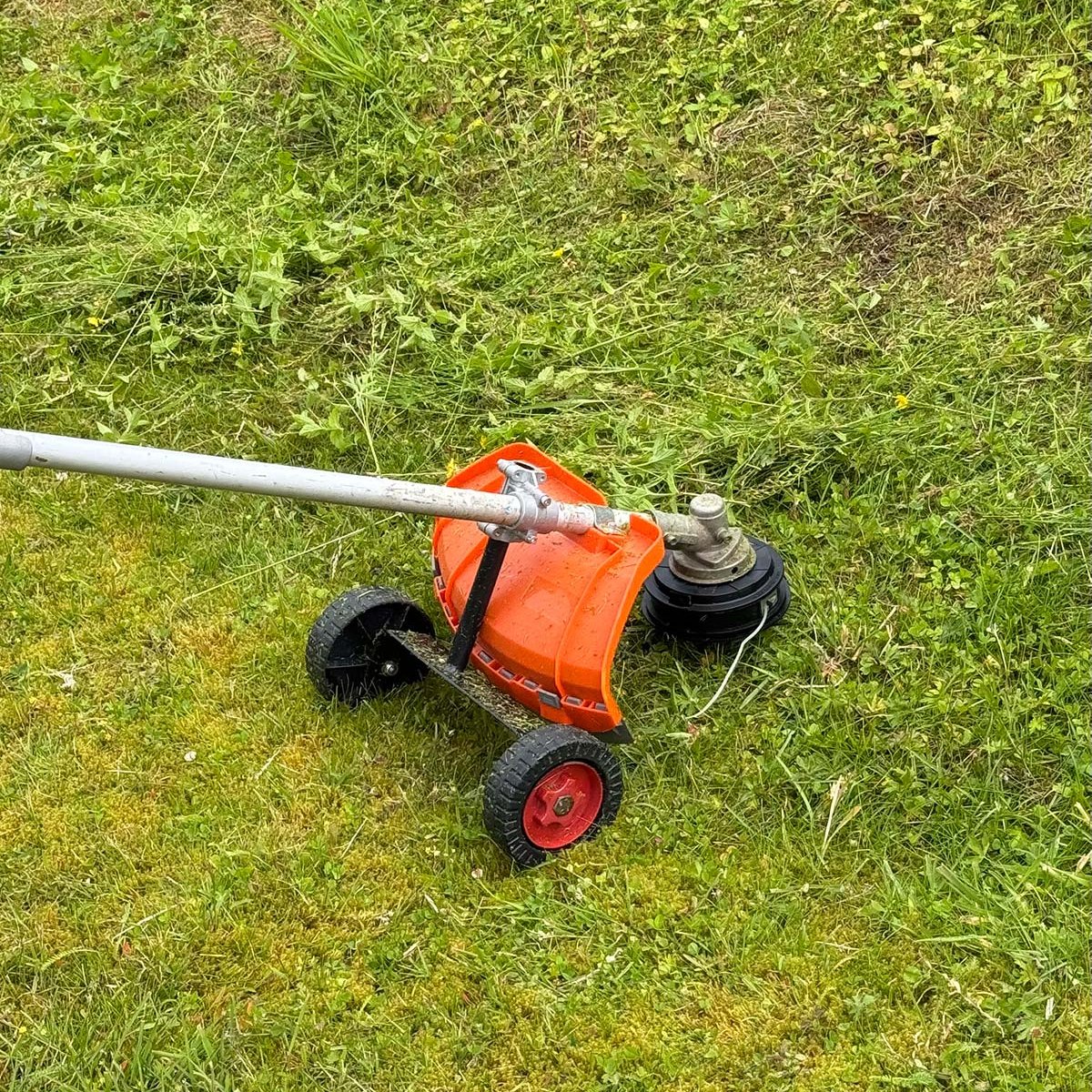 situation — RulleTrim™ Hjulsæt til græstrimmer og buskrydder – justerbar klippehøjde