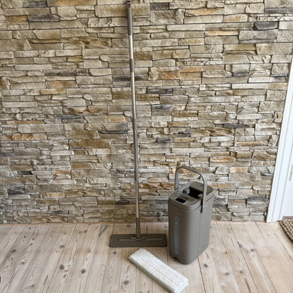 situation — Gulvmoppe med spand – rent og beskidt vand holdes adskilt
