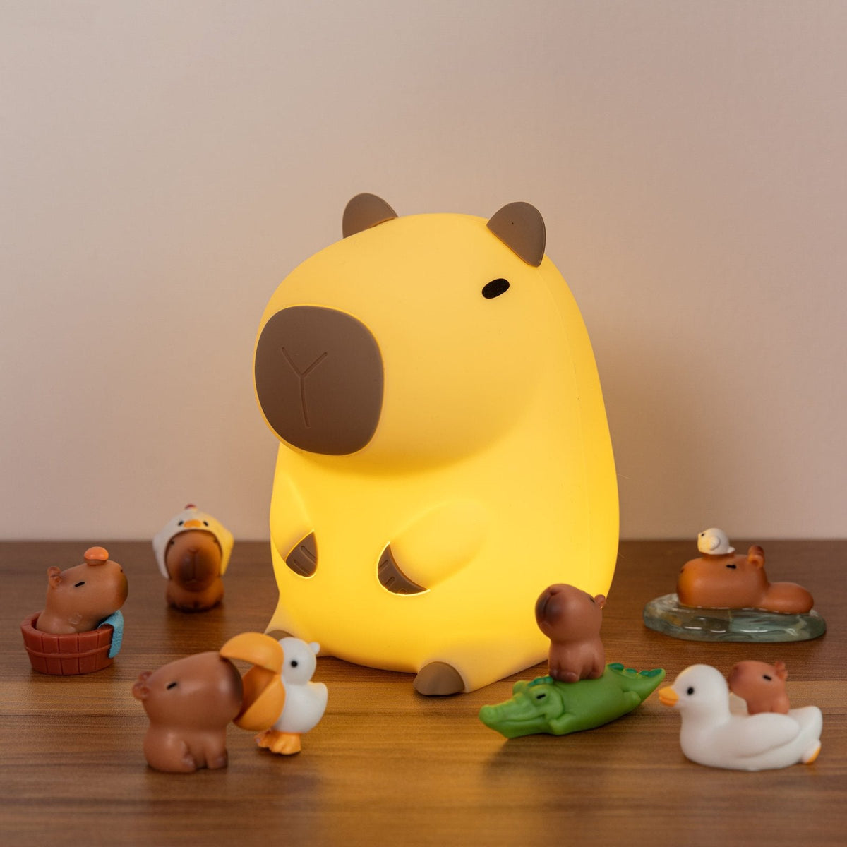 situation — CapyGlow™ – Blød Capybara Natlampe med Klem-dæmpning