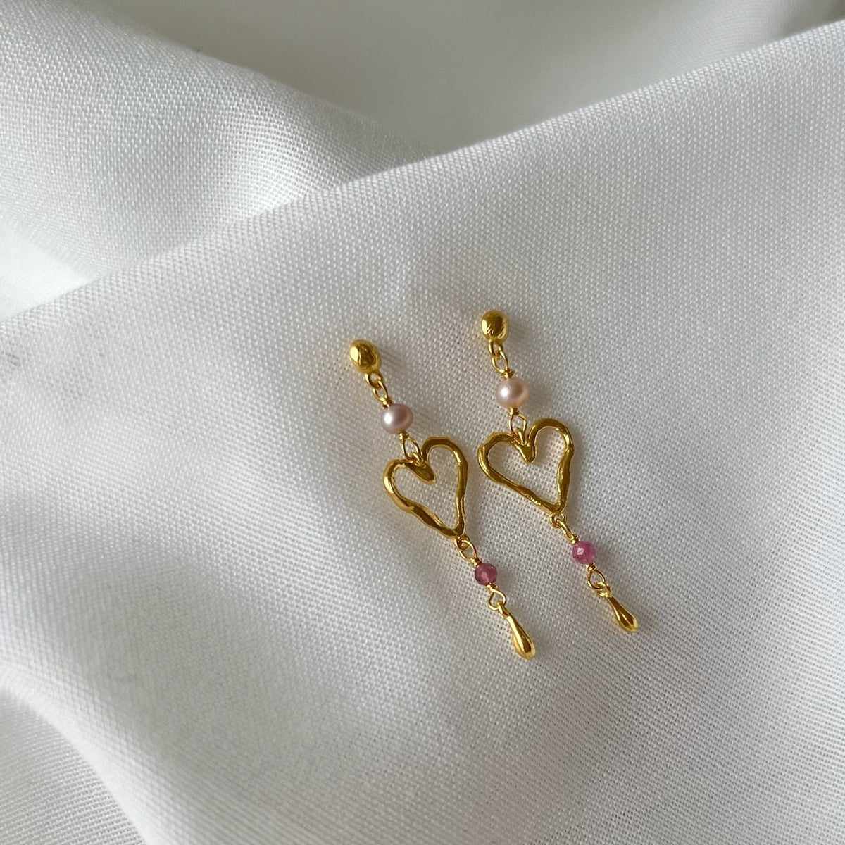 hjerte-reringe-med-rosa-perler-guldfarvet-hamret-d-1378-section1