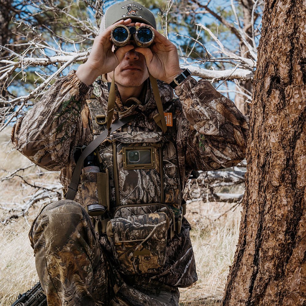 situation — Kikkertsele i camouflage – brystsele med lukket etui til jagt og tur