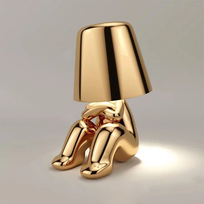 situation — Guldfigur Bordlampe – Trådløs LED-skulptur med touch-betjening