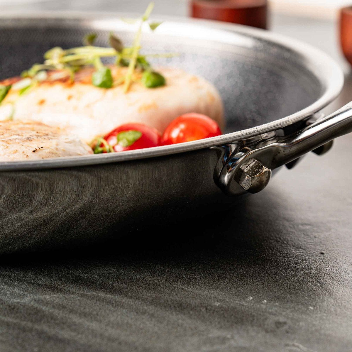 situation — Hybrid stegepande i rustfrit stål – slip-let bikubeflade, PFAS-fri