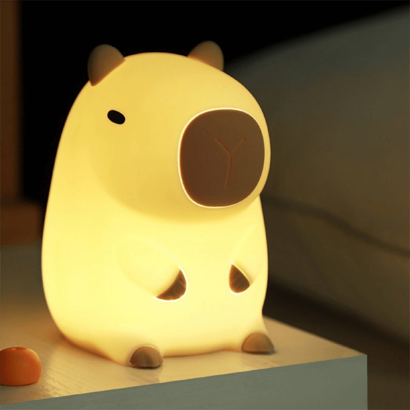 situation — CapyGlow™ – Blød Capybara Natlampe med Klem-dæmpning