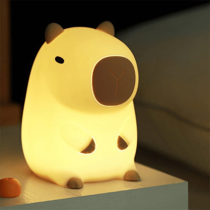 situation — CapyGlow™ – Blød Capybara Natlampe med Klem-dæmpning