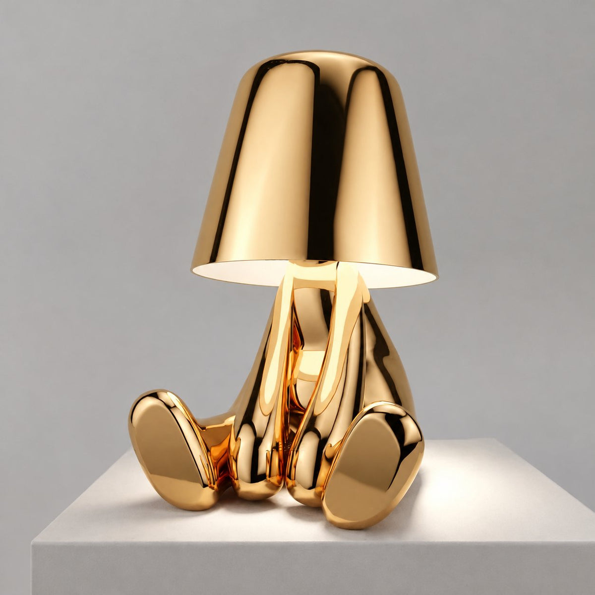 situation — Guldfigur Bordlampe – Trådløs LED-skulptur med touch-betjening