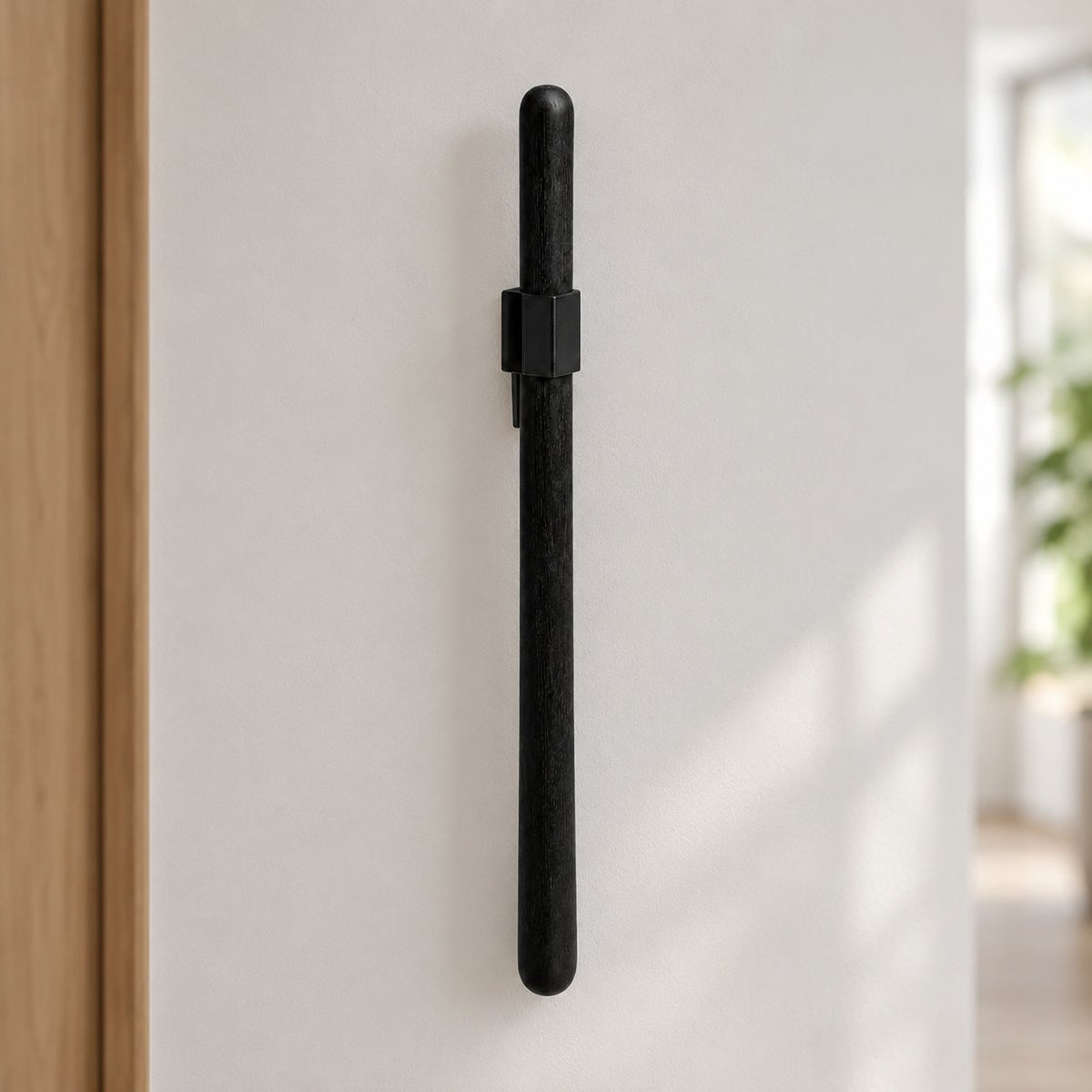 situation — Magnetisk Skohorn i Massivt Træ 55 cm – Vægbeslag uden Boring