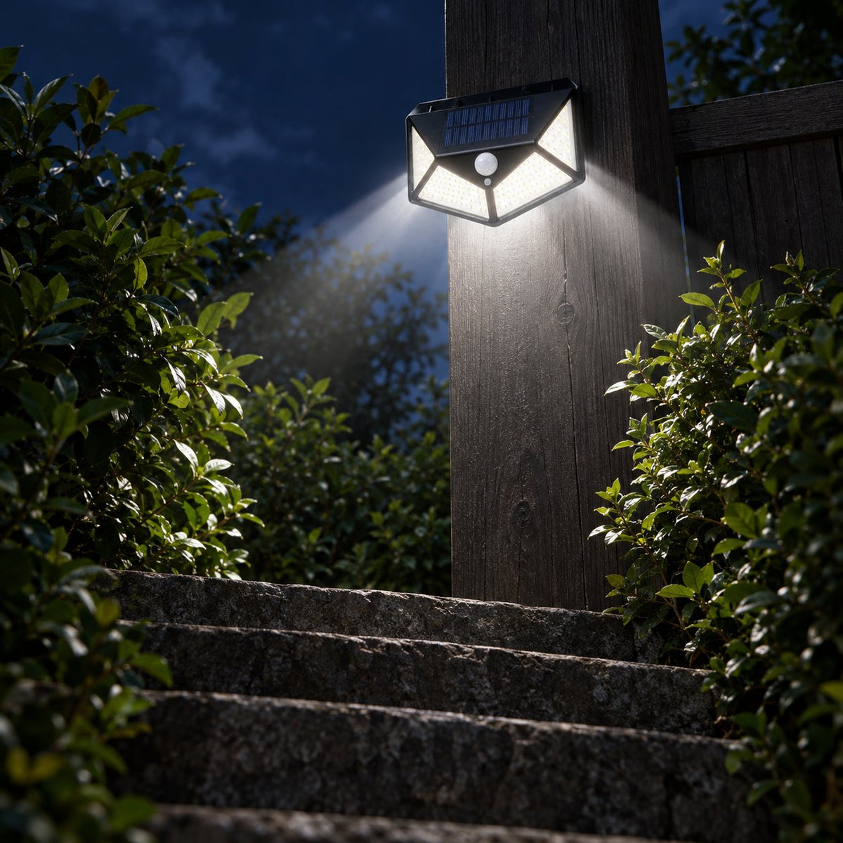 situation — Solcelle Væglampe med Bevægelsessensor – 100 LED, Lys til 4 Sider