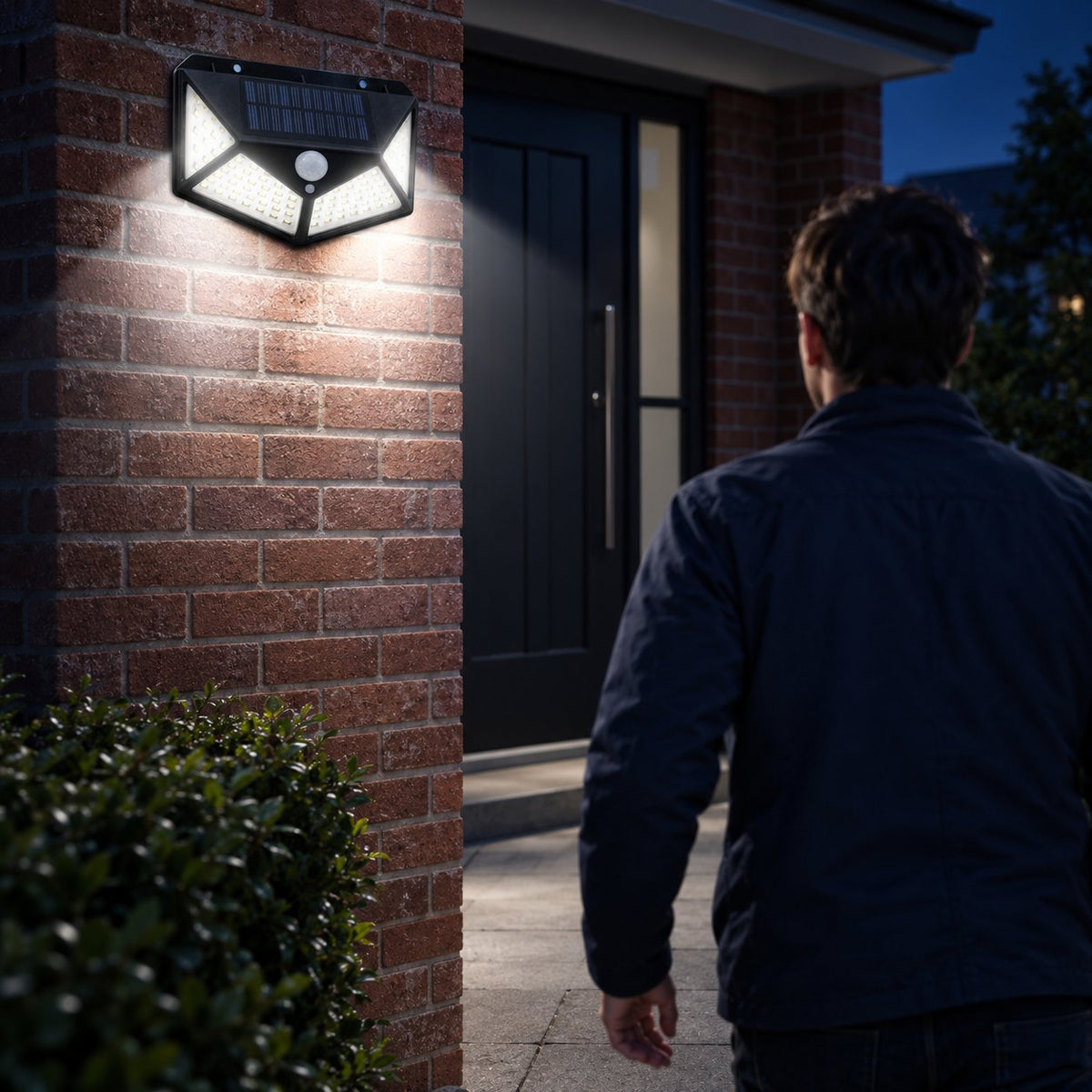 situation — Solcelle Væglampe med Bevægelsessensor – 100 LED, Lys til 4 Sider