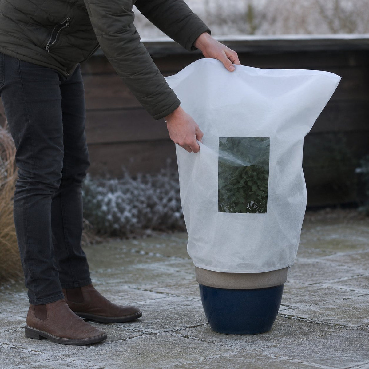 situation — Frostbeskyttelse til planter – plantehætte i 80 g fiberdug med lynlås og snøre