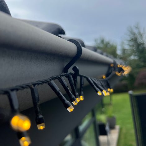 LysKrog™ — crochet installé sur gouttière avec guirlande