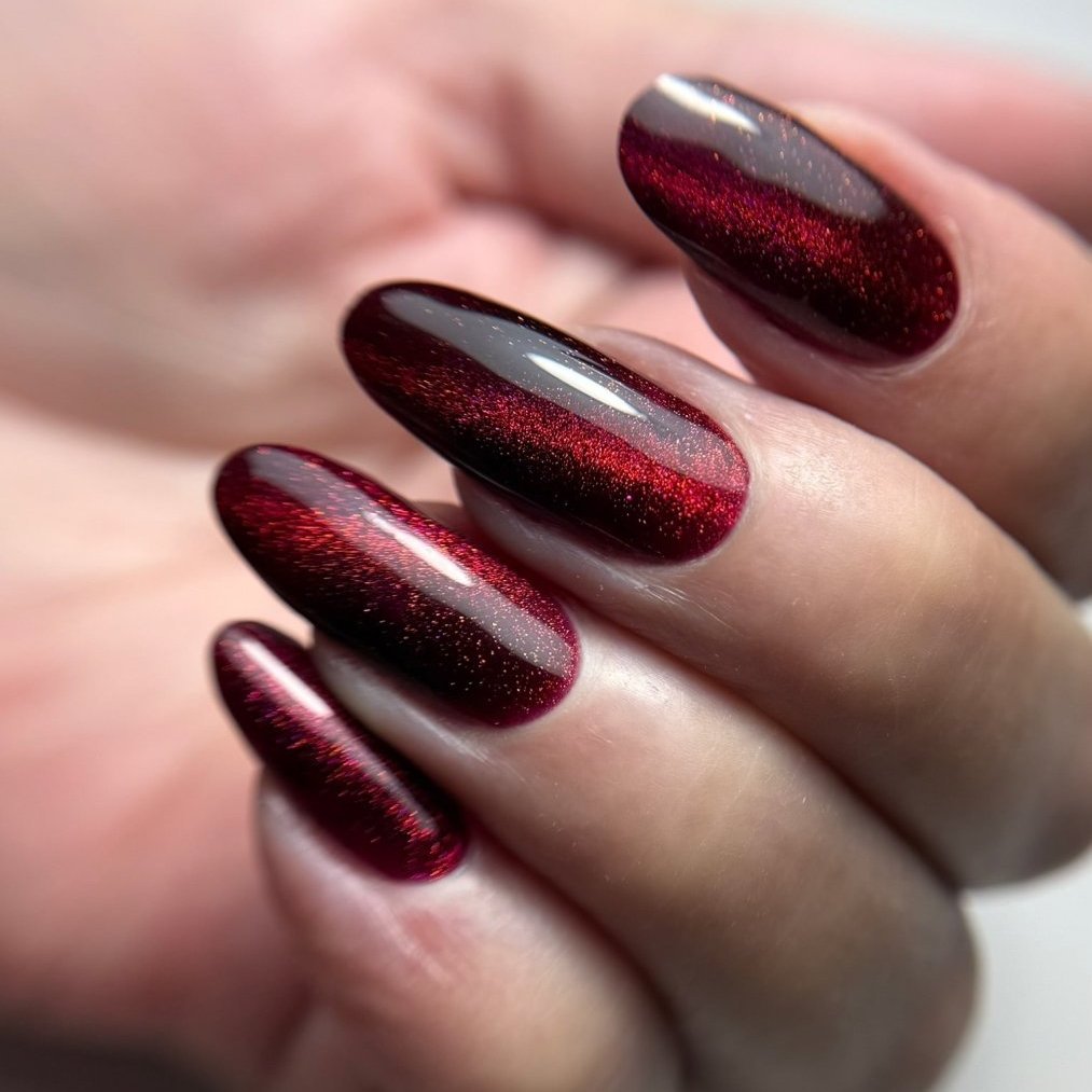 Cat Eye Gellak Rød — effet œil de chat sur ongles