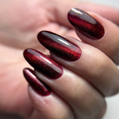 Cat Eye Gellak Rød — effet œil de chat sur ongles