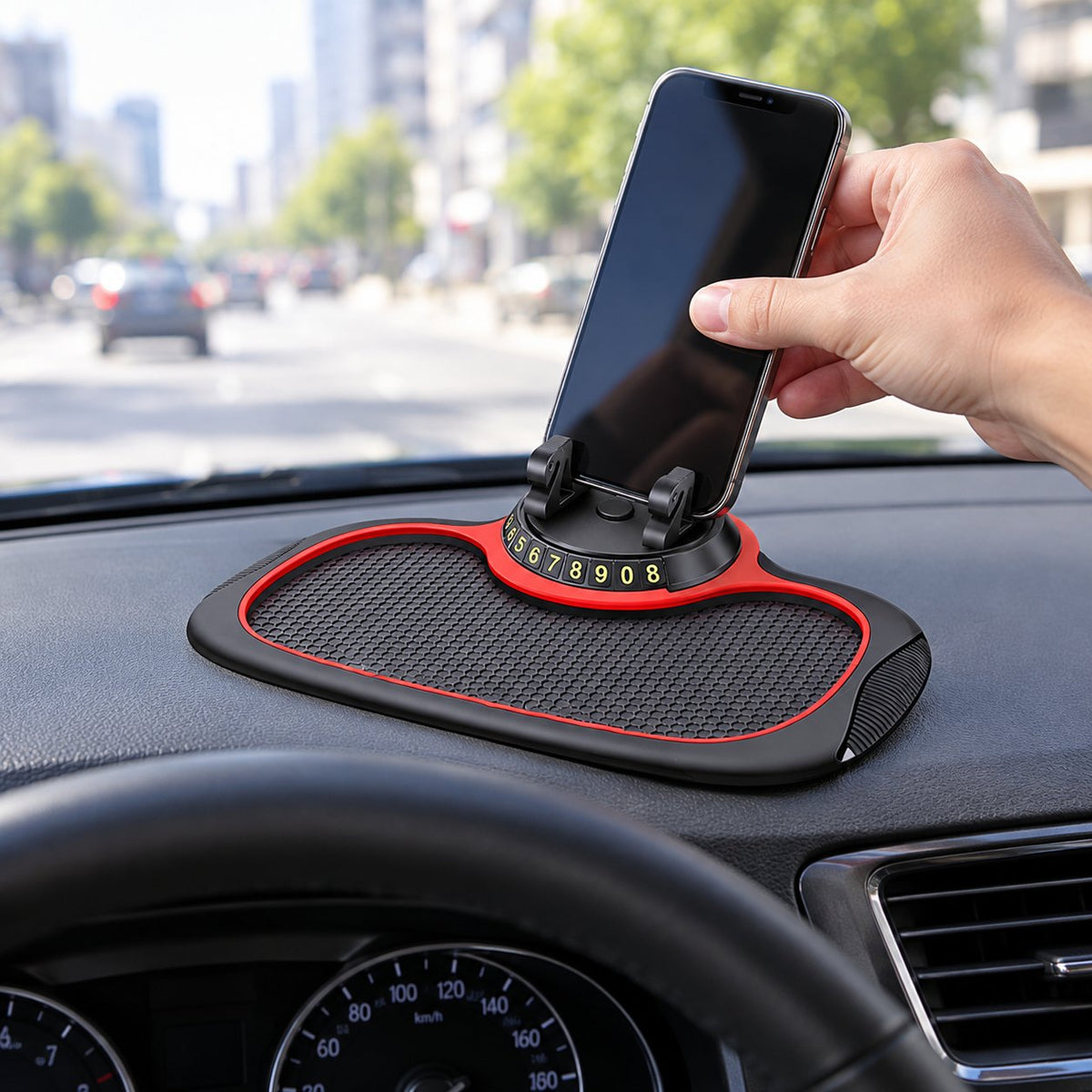 situation — GripMåtte™ – Skridsikker måtte til instrumentbrættet med 360° telefonholder og parkeringsnummer