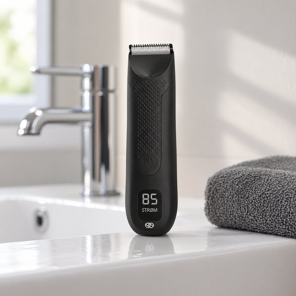 situation — Intimtrimmer til mænd – justerbar kam 2–6 mm, ladestation og digitalt display