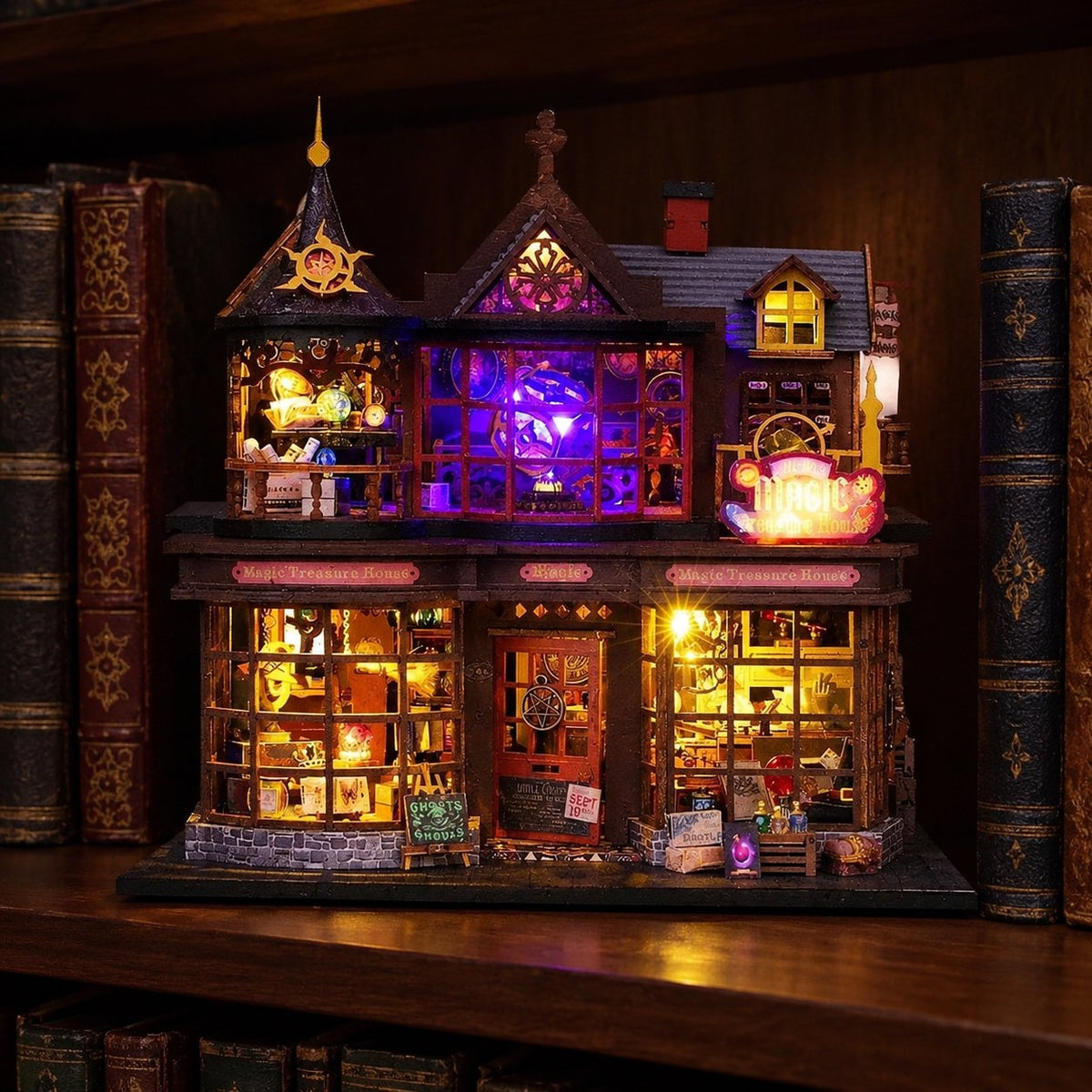 situation — Miniaturehus Byggesæt med LED – Magisk Butik i To Etager