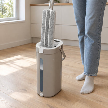 situation — Gulvmoppe med spand – rent og beskidt vand holdes adskilt
