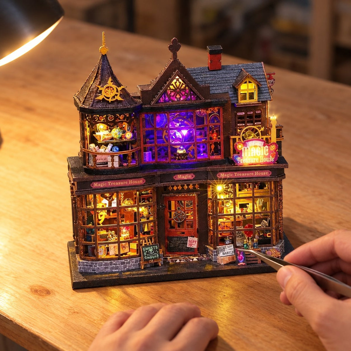situation — Miniaturehus Byggesæt med LED – Magisk Butik i To Etager