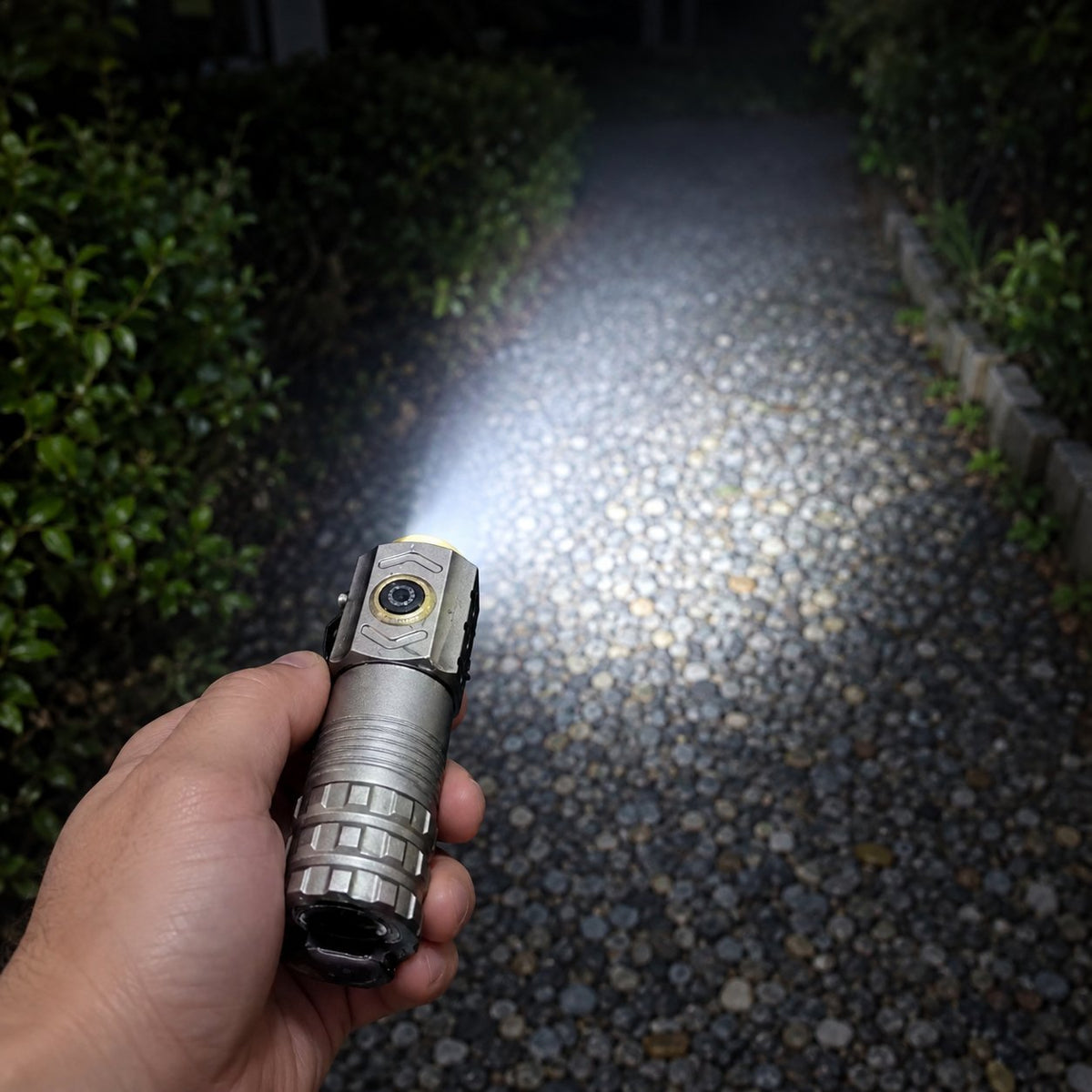 situation — Tre-øjet mini-lommelygte – 3 kraftige LED'er, 5 lystilstande, genopladelig med USB-C