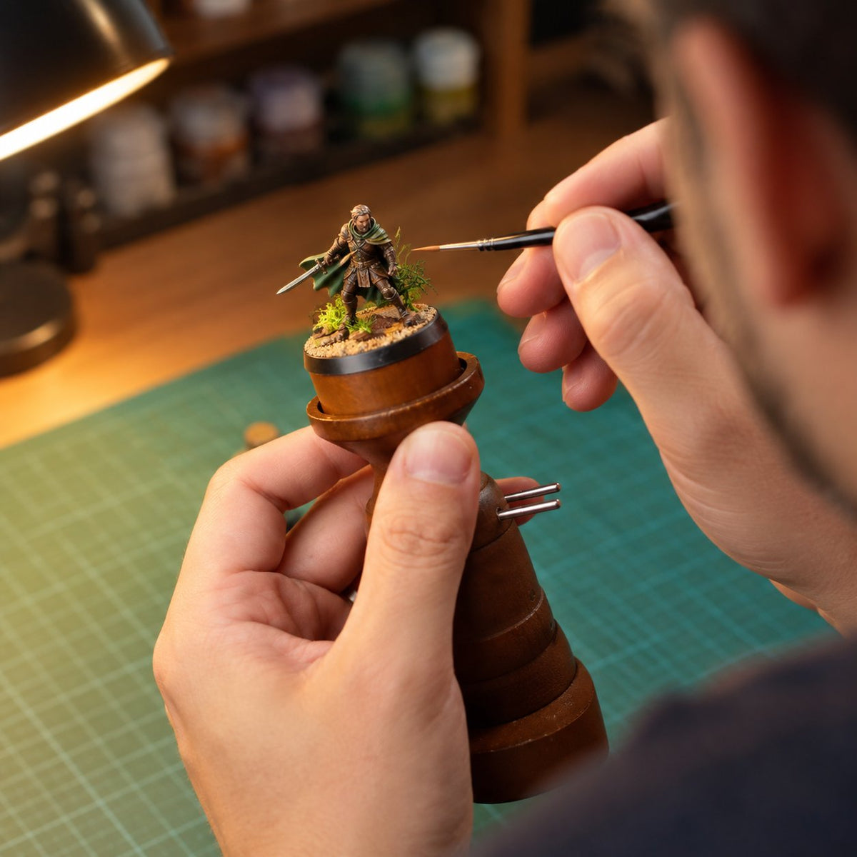 situation — MiniGreb™ – Ergonomisk malehåndtag til miniaturefigurer med magnetisk greb