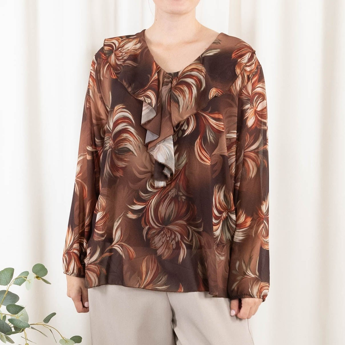 variante Chokolade — Chiffonbluse med flæsekrave – Onesize S-2XL